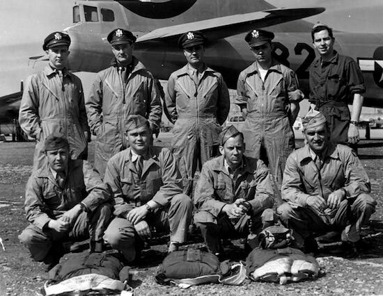 Paul Tibbets, en el centro de pie, comandante del bombardero B29, Enola Gay, que bombardeó Hiroshima el 6 de agosto de 1945.