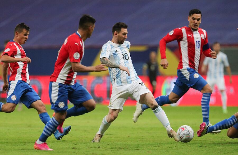 Lionel Messi quiere alzar el título con la albiceleste puesta. En la
acción es rodeado por los albirrojos.