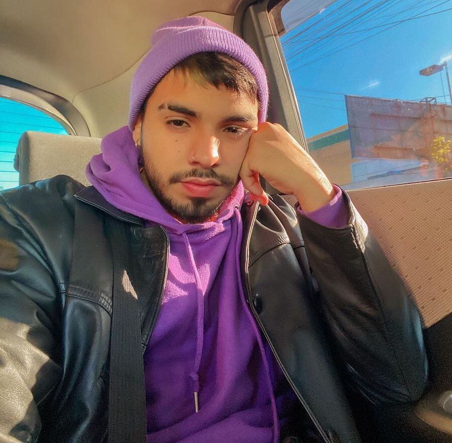 El joven cantautor tiene 23 años y se considera romántico y superdramático.
