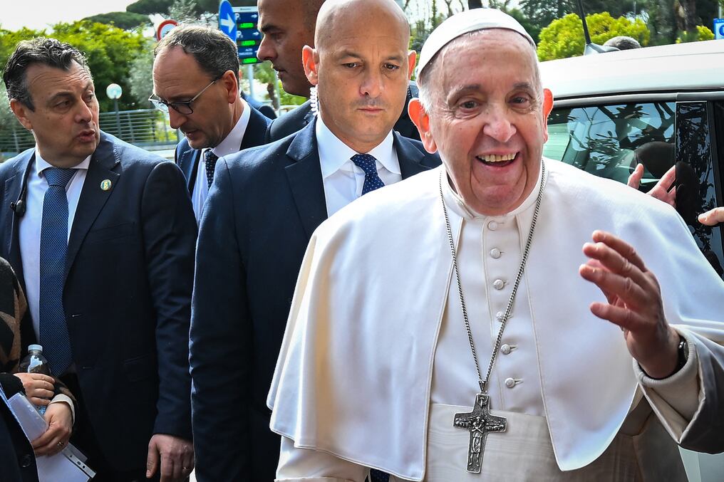 El papa Francisco, de 86 años, fue dado de alta este sábado del hospital romano en el que estuvo internado tres días por una bronquitis. Foto: AFP.