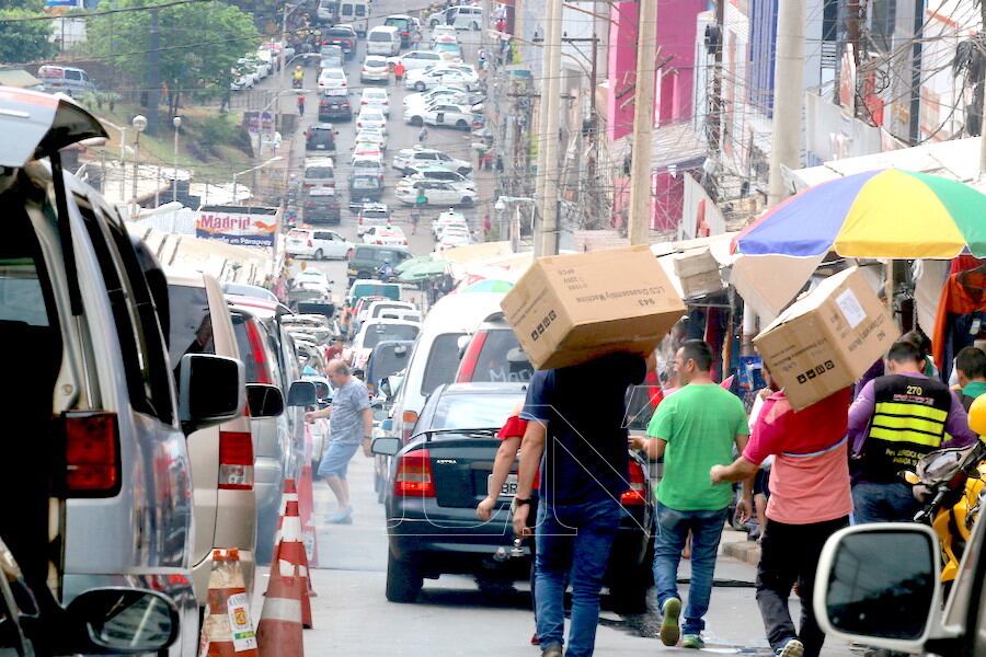 Desde la Cámara de Comercio de Ciudad del Este, señalan que pese a reapertura, solo 10.000 puestos volvieron de 45.000. Foto: Gustavo Galeano.