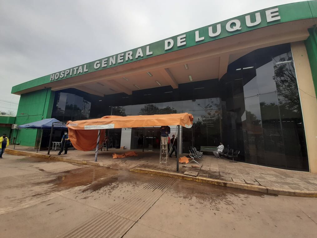 La supuesta médica Karina Sarno acudió hasta el Hospital General de Luque y retiró a un niño de dos años que estaba con dificultad respiratoria. Foto: Gentileza.