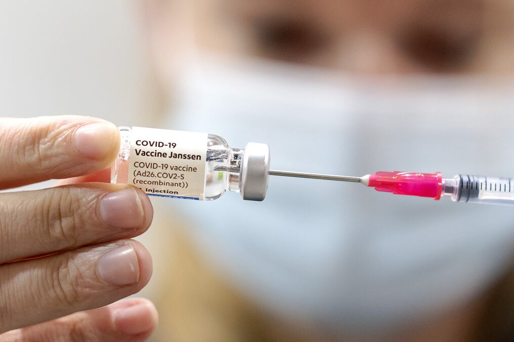 Cerca de 4.500 millones de dosis fueron ya administradas en todo el mundo, según un conteo. Foto: AFP.