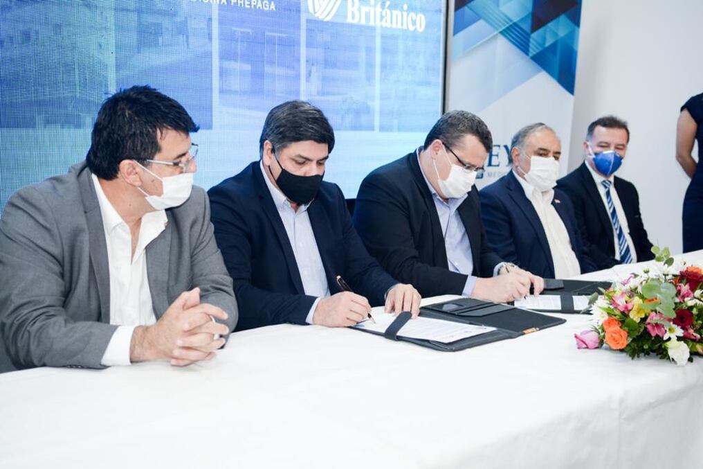 La firma de contrato entre la Caja Bancaria y el Consorcio REYVA- Británico se hizo este lunes último. Foto: Gentileza.
