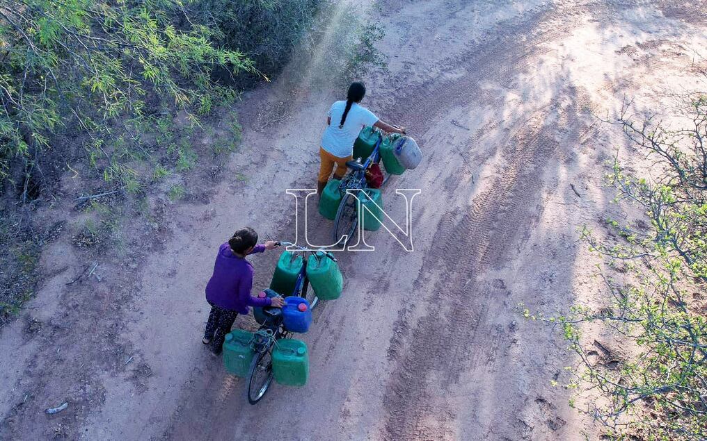 Un equipo periodístico de Nación Media visitó el Chaco y pudo constatar la crítica situación que atraviesan los pobladores por la escasez de lluvia y la falta de agua. Las lagunas se están secando y la gente debe caminar bastante para abastecerse. Foto: Christina Meza.