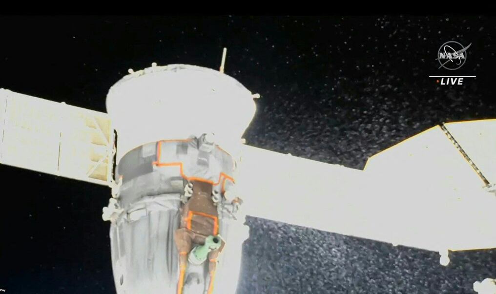Una transmisión de la NASA muestra la pulverización de líquido refrigerante desde el extremo de popa de la nave espacial Soyuz MS-22. Foto: AFP.