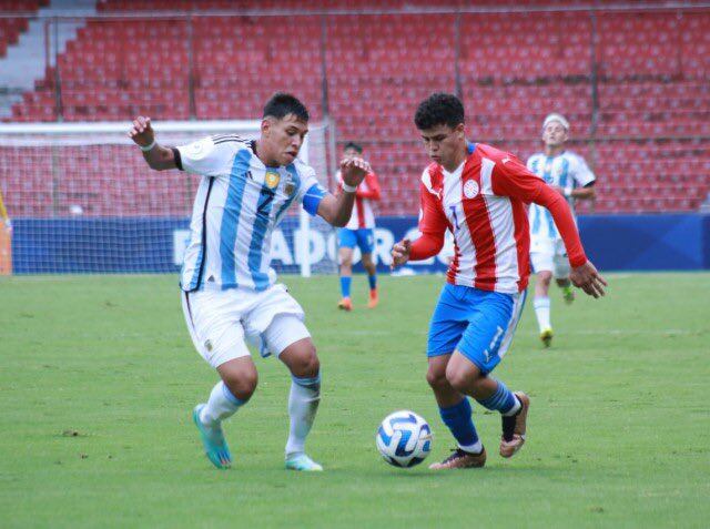 En acción Rodrigo Villalba en
el partido frente a la Argentina
por el hexagonal final. (foto: @ALBIRROJA)