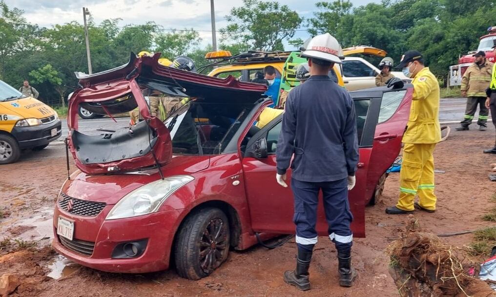 Hasta el momento se desconocen las circunstancias del accidente, pero habría otro vehículo involucrado, atendiendo la abolladura sufrida por el auto en el que se desplazaban las tres personas heridas. Foto: Gentileza.