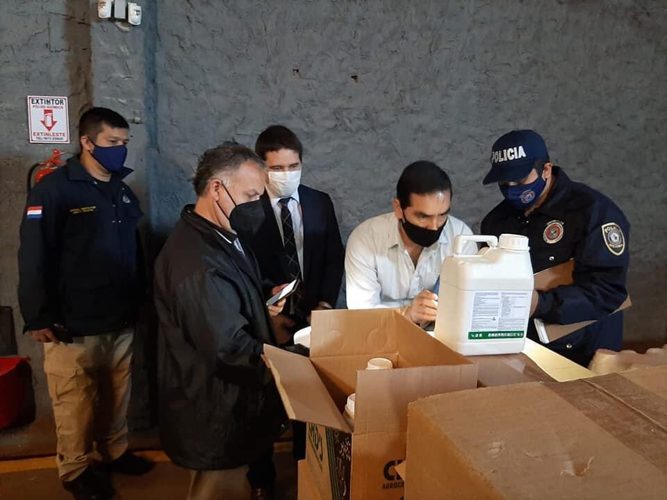 El fiscal José Silguero se constituyó en los depósitos a fin de constatar el supuesto incumplimiento de las medidas de mitigación. Foto: Gentileza.