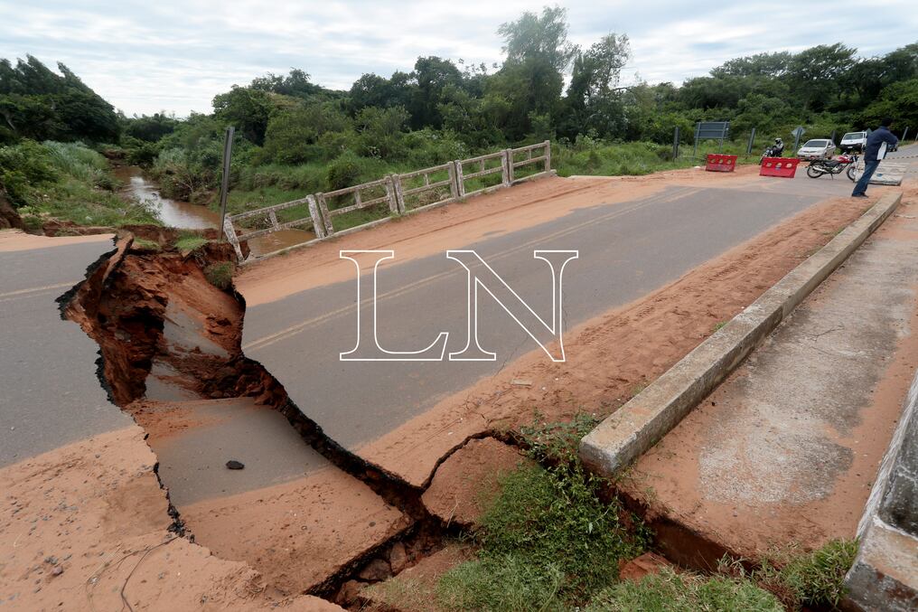 Los pobladores de la zona afectada señalan que el puente ya tenía averías desde hace más de un año y que se intensificó con las últimas lluvias. Foto: Eduardo Velázquez.