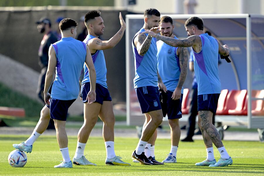Los argentinos Julián Álvarez (izq. a der.), Lautaro Martínez, Leandro Paredes, Alexis Mac Allister y Rodrigo De Paul participan de una sesión de entrenamiento pensando en México.FOTO:AFP