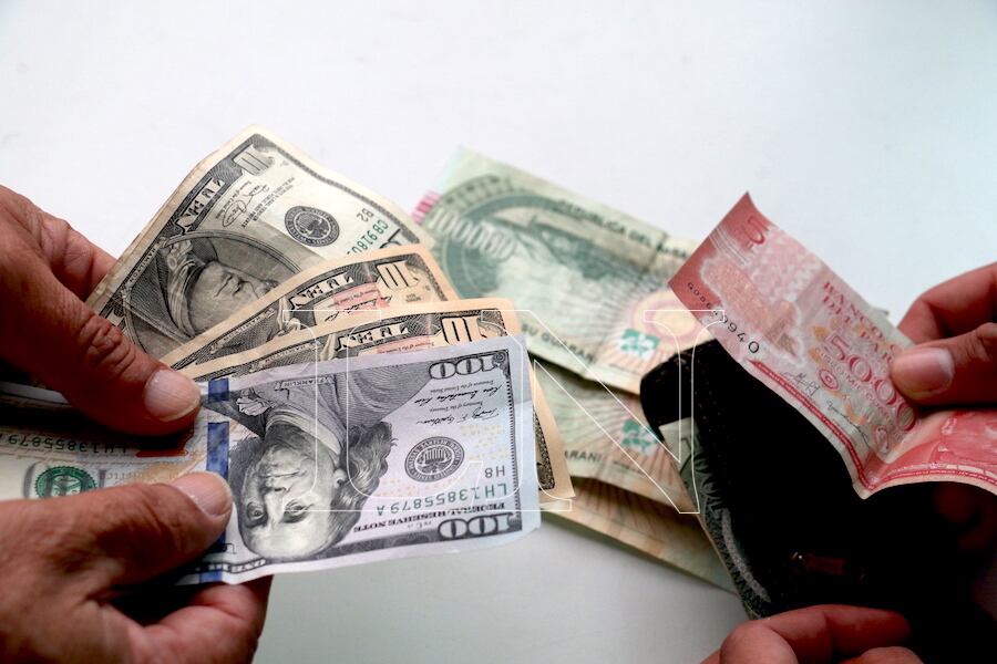 El dólar podría superar los G. 7.000 para fin de año, según las proyecciones. Foto: Archivo.