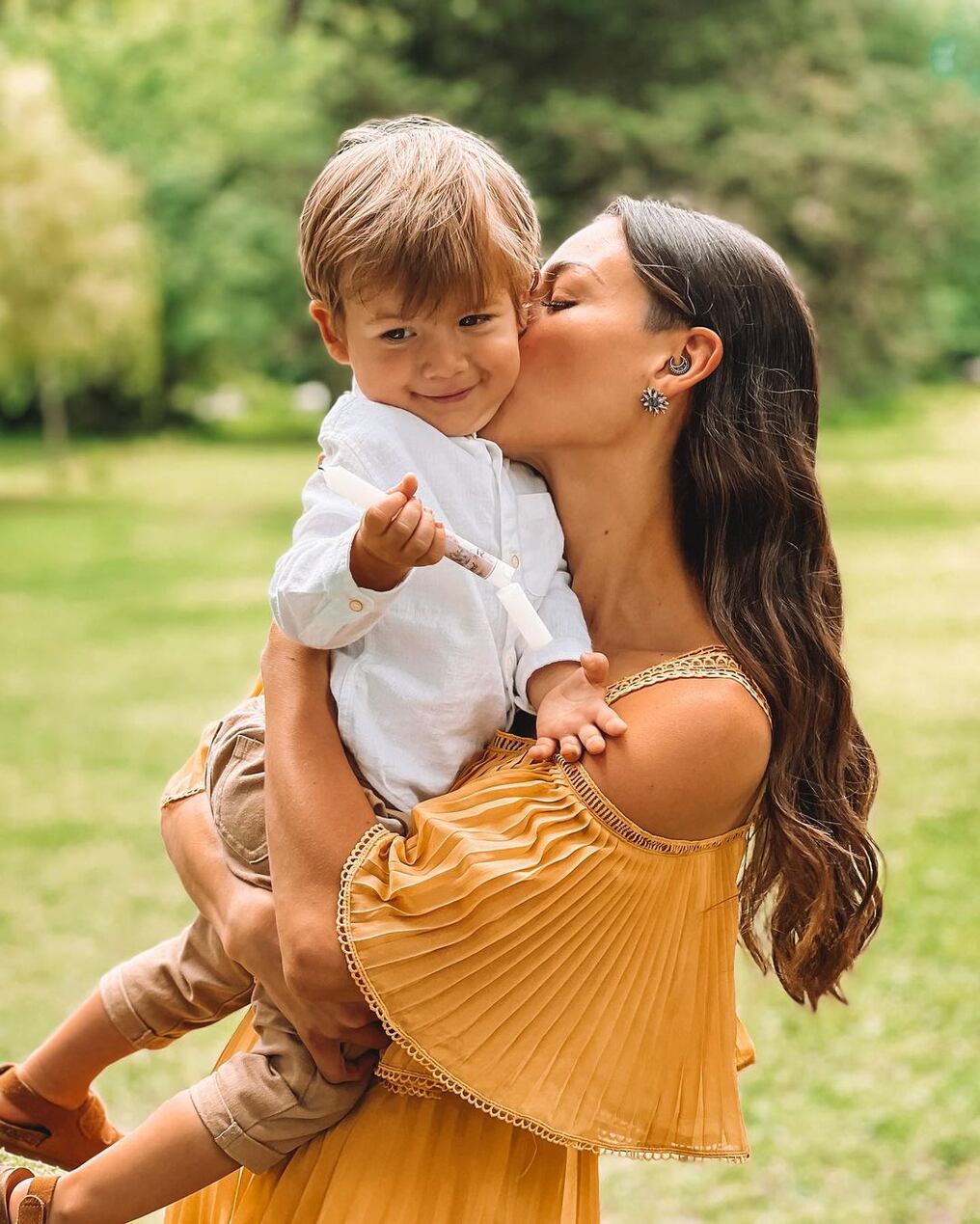 Nicole Huber, ex Miss Mundo Paraguay 2011, compartió su alegría al salir de madrina de su primer sobrino Alejo. Foto: gentileza.