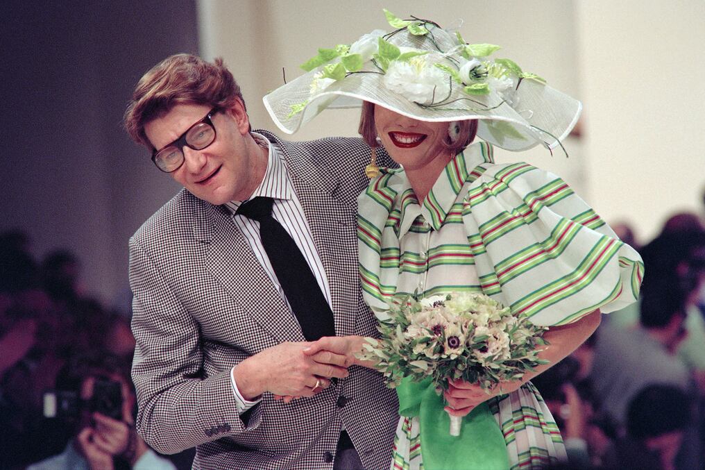 Como un homenaje al genio artístico del modisto francés, las creaciones de Yves Saint Laurent pasan a integrar esta semana varias colecciones permanentes. Foto: AFP.