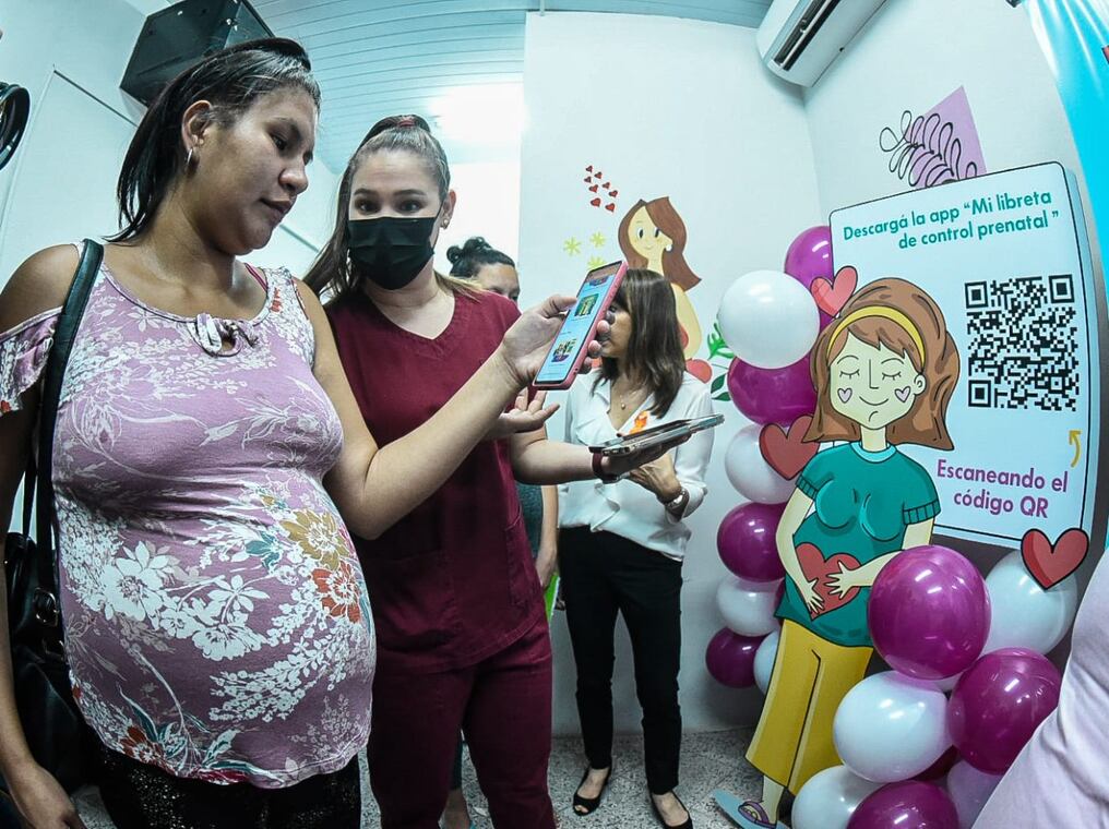 El Ministerio de Salud y UNFPA ponen en manos de mujeres embarazadas, sus parejas y familias la app “Mi libreta de control prenatal”. Foto: Gentileza.