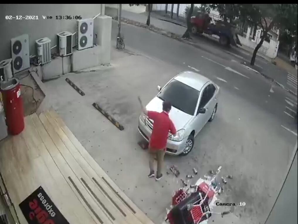 Momento en que las cervezas caen al suelo y el joven reacciona de una manera sorpresiva. Foto: Captura del video.