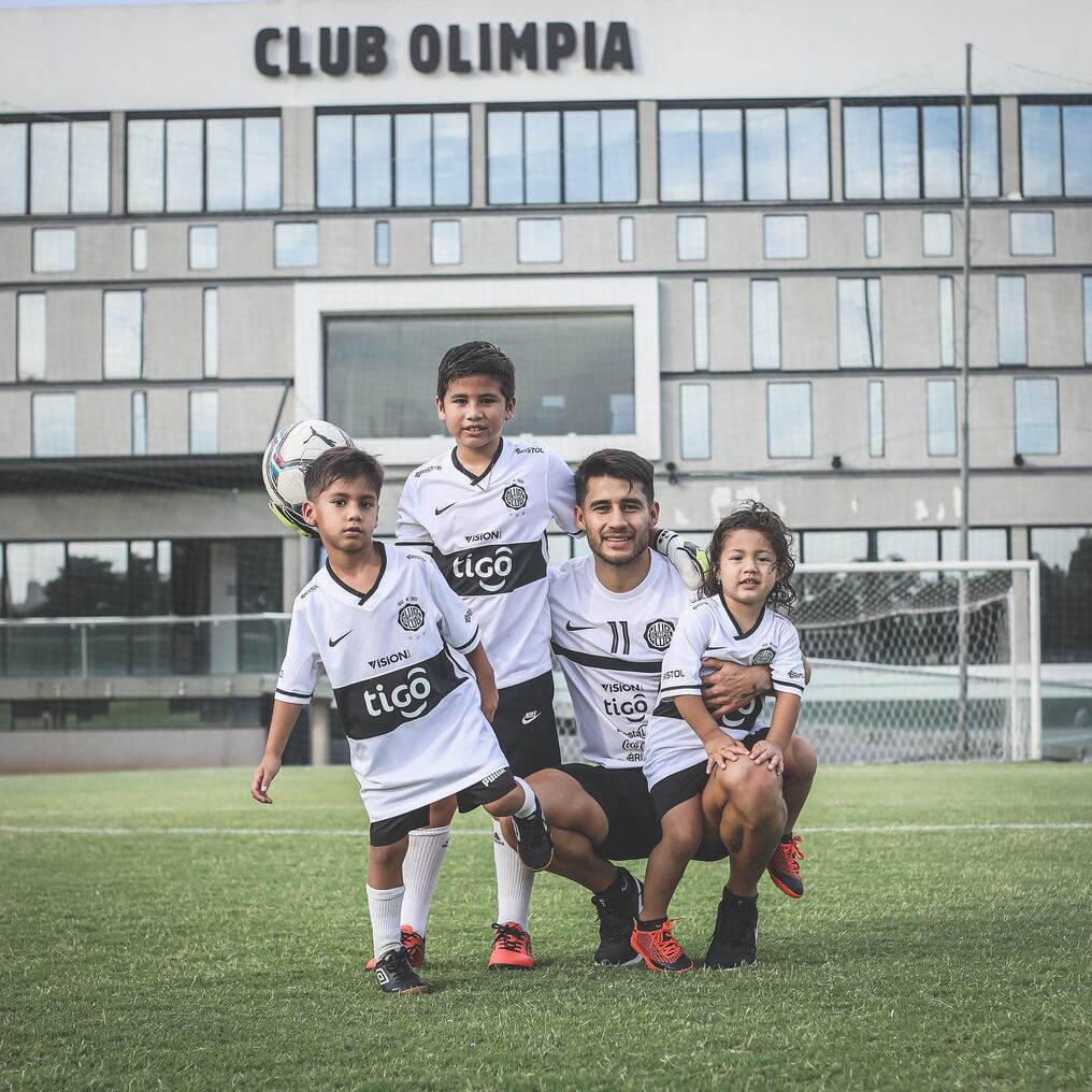 El número once del club Olimpia, acompañado de sus hijos, Tito Torres está cumpliendo años este domingo. Foto: Gentileza.