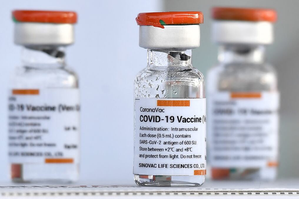 Con una eficacia del 100% para evitar casos graves y hospitalizaciones, requiere dos dosis a intervalos de entre dos y cuatro semanas para personas de 18 años o más. Foto: AFP.