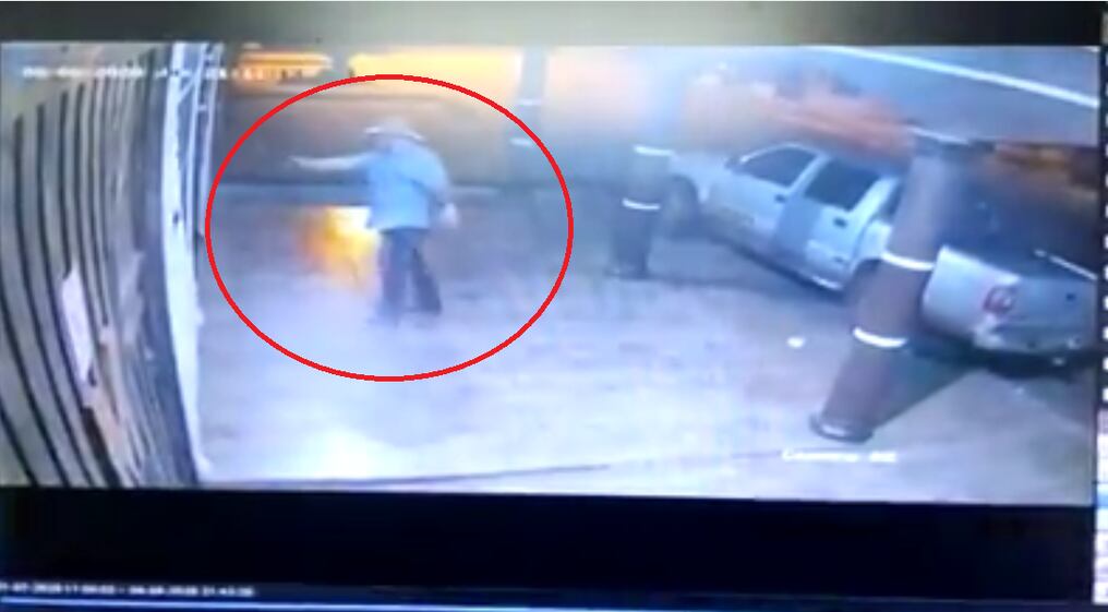 El expolicía fue captado en el momento en que disparó contra la casa de su hermano ubicada en un barrio de Pedro Juan Caballero. Captura de pantalla