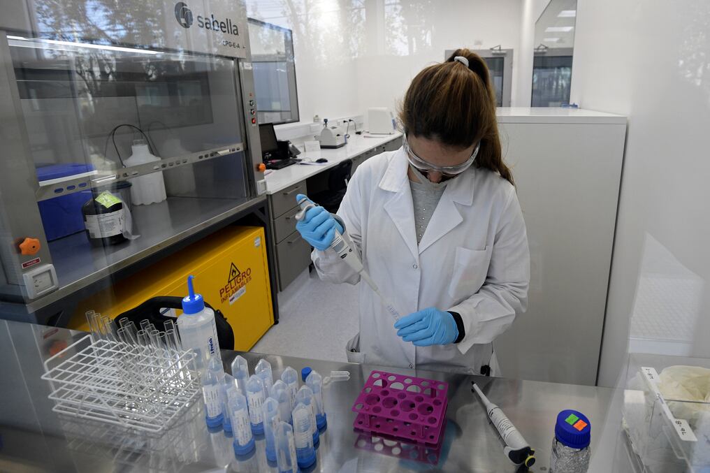 Según la prensa local, el voluntario era un médico de 28 años que trabajaba en la primera línea de la pandemia y murió por complicaciones de COVID-19. Foto: AFP.