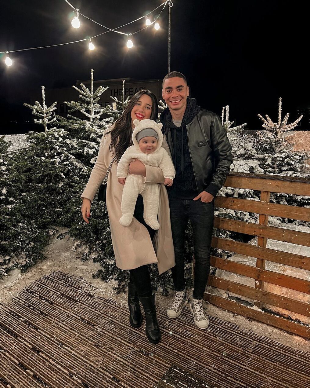 El jugador albirrojo Miguel Almirón, su esposa Alexia Notto y su pequeño hijo Francesco visitaron el taller de Papá Noel en Inglaterra. Foto: Gentileza.