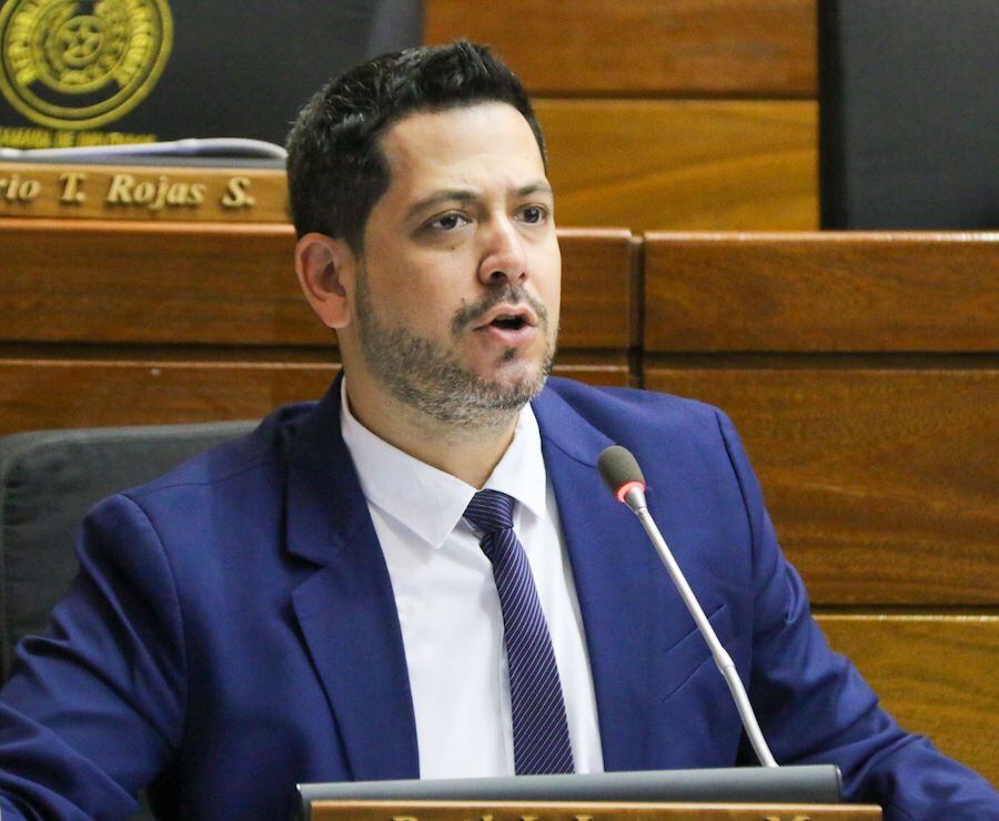 La bancada sesionará mañana martes a las 9:00, para tomar una decisión entre todos los integrantes sobre la situación del diputado Erico Galeano, dijo Raúl Latorre. Foto: Archivo