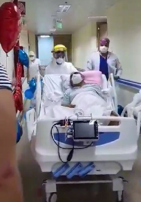 La hija del hombre filmó el momento de su salida de UTI para compartir con su familia. Foto: Captura de pantalla