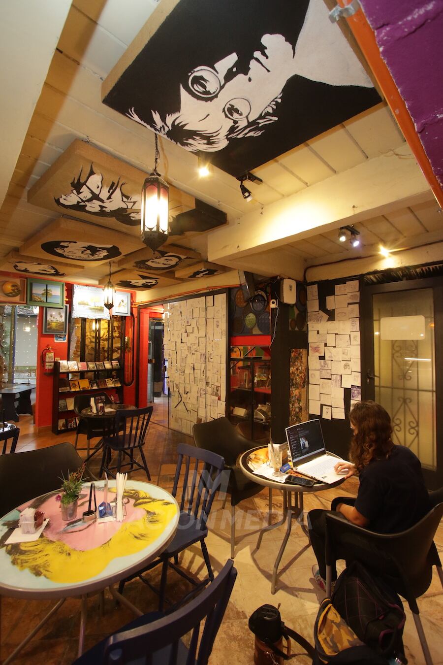 Adentrarse en el local es empaparse de arte y antojarse con el aroma a café