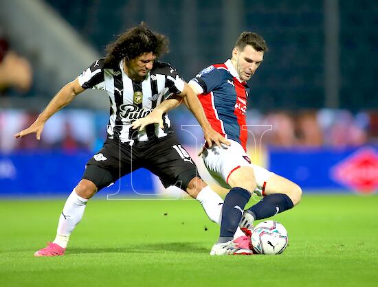 El goleador azulgrana Mauro Boselli domina el balón ante el acoso firme del volante liberteño Blas Cáceres.FOTO:JORGE JARA