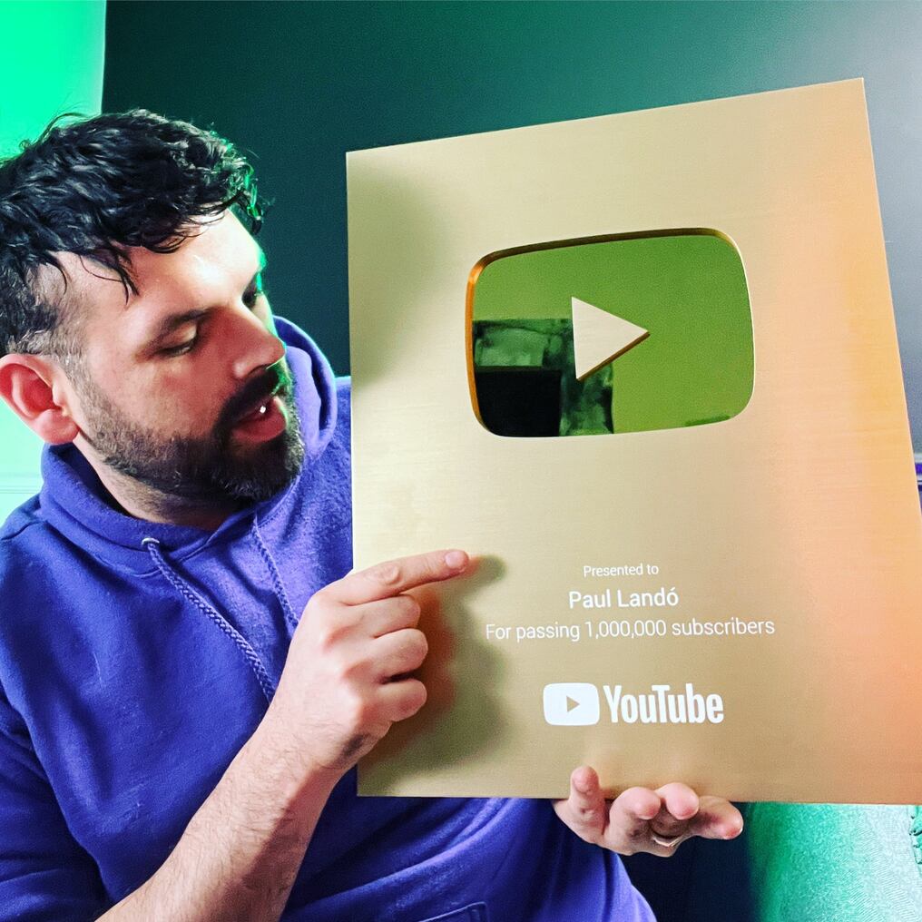 Paúl Landó ya tiene en sus manos la placa dorada de YouTube con su nombre. Foto: Gentileza
