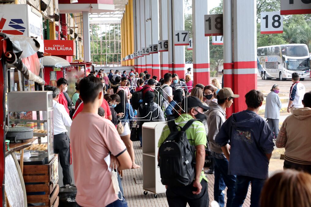 Desde la tarde de este martes se espera más cantidad de pasajeros que viajen al interior desde la principal estación de buses del país. Foto: Emilio Bazán.