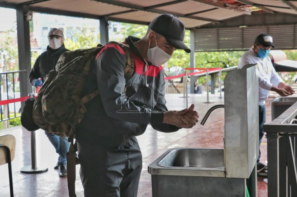 Si bien estar vacunado contra el COVID-19 protege de las formas graves de la enfermedad, no se descarta la posibilidad de contraer el virus y contagiar a otros. Foto: Eduardo Velázquez.