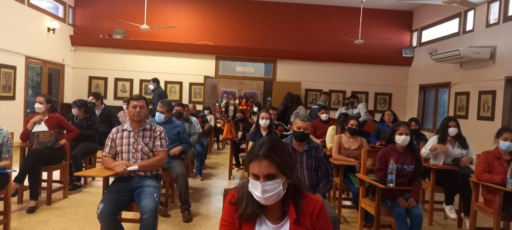 El director de empleo de la ANR, Enrique López Arce, explicó que se tienen disponibles 52 vacancias laborales y desde las 6:00 de la mañana, varias personas ya comenzaron a formar fila. Foto: Gentileza.