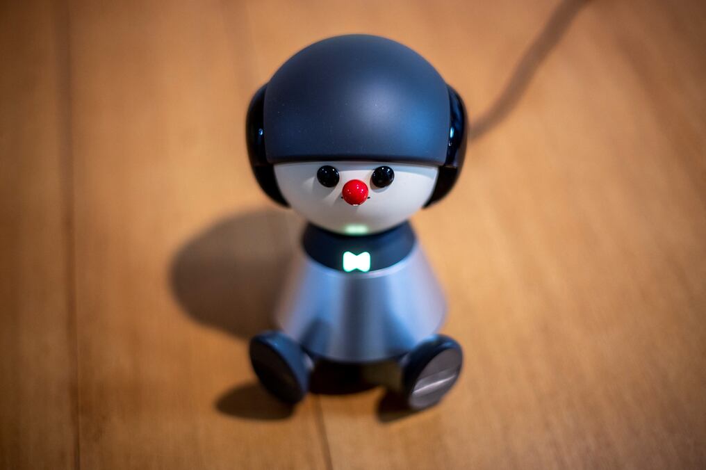 In this picture taken on February 4, 2021 shows communication robot Charlie being pictured in Nami Hamaura's apartment in Tokyo. - Smart home assistants like Amazon's Alexa have found success worldwide, but tech firms in Japan are reporting huge demand for more humanlike alternatives, as people seek solace during virus isolation. (Photo by Philip FONG / AFP) / TO GO WITH: Japan-lifestyle-tech-robots-health-virus, FOCUS by Harumi OZAWA