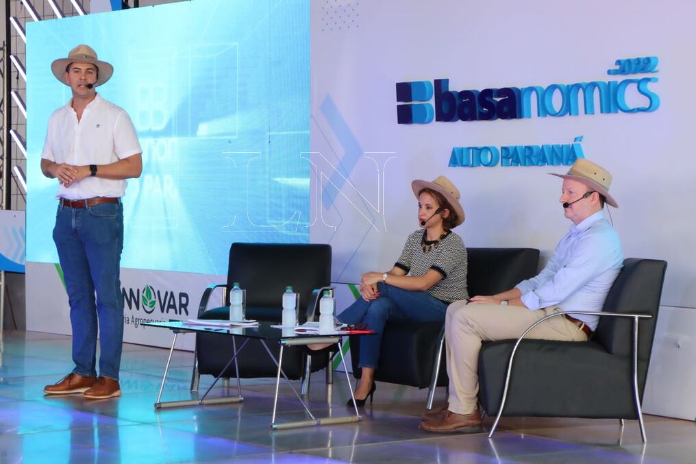 El economista y exministro de Hacienda protagonizó el ciclo de conferencias en Alto Paraná, con Carlos Fernández Valdovinos y Lea Giménez. Foto: Gustavo Galeano.