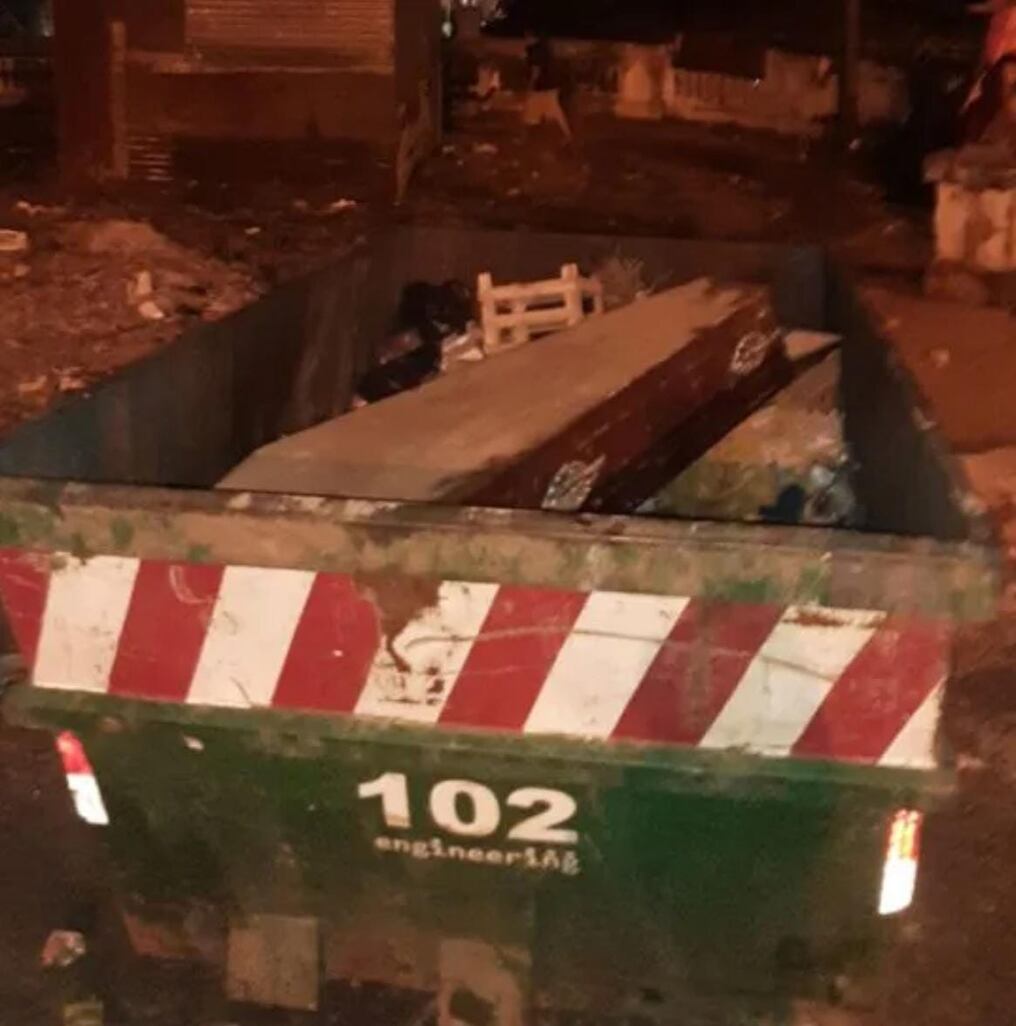 La caja mortuoria fue encontrada al costado de la Catedral Metropolitana de Asunción; la agente fiscal Natalia Cacavelos lleva la investigación. Foto: Gentileza.