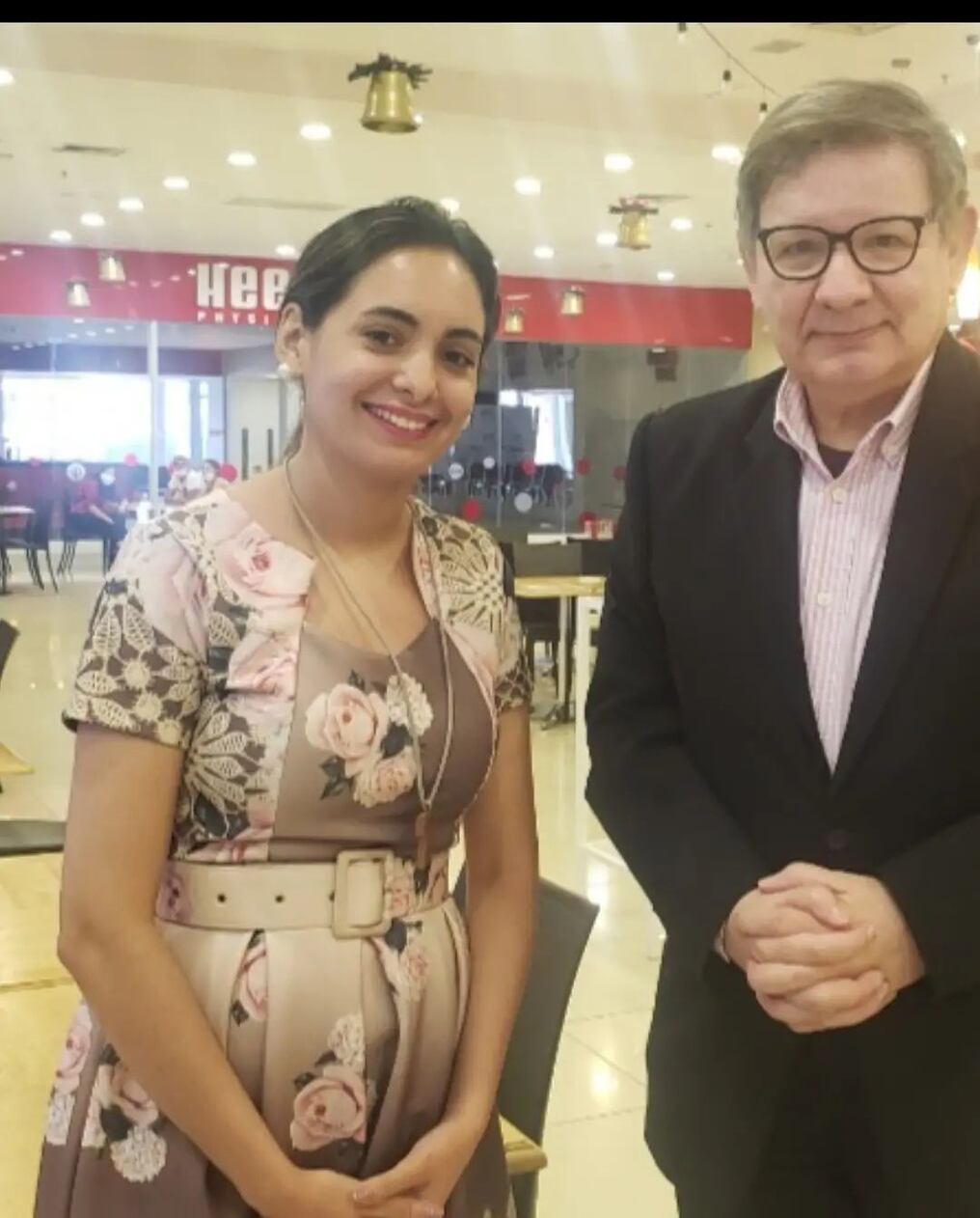 "Estaba frente a la boletería del cine, le vi y quiero decirle que el señor me dijo que le protege", le manifestó al reconocido comunicador la joven Desiré Silveira, integrante del movimiento misionero Shalom. Foto: Gentileza.