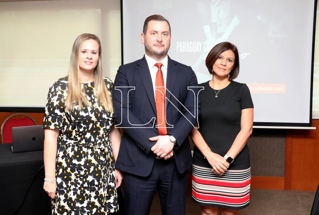María Loreto Plate; el presidente de Paraguay Cambia Contigo, Luis Montanaro, y Mirta Denis. Foto: Pánfilo Leguizamón. 