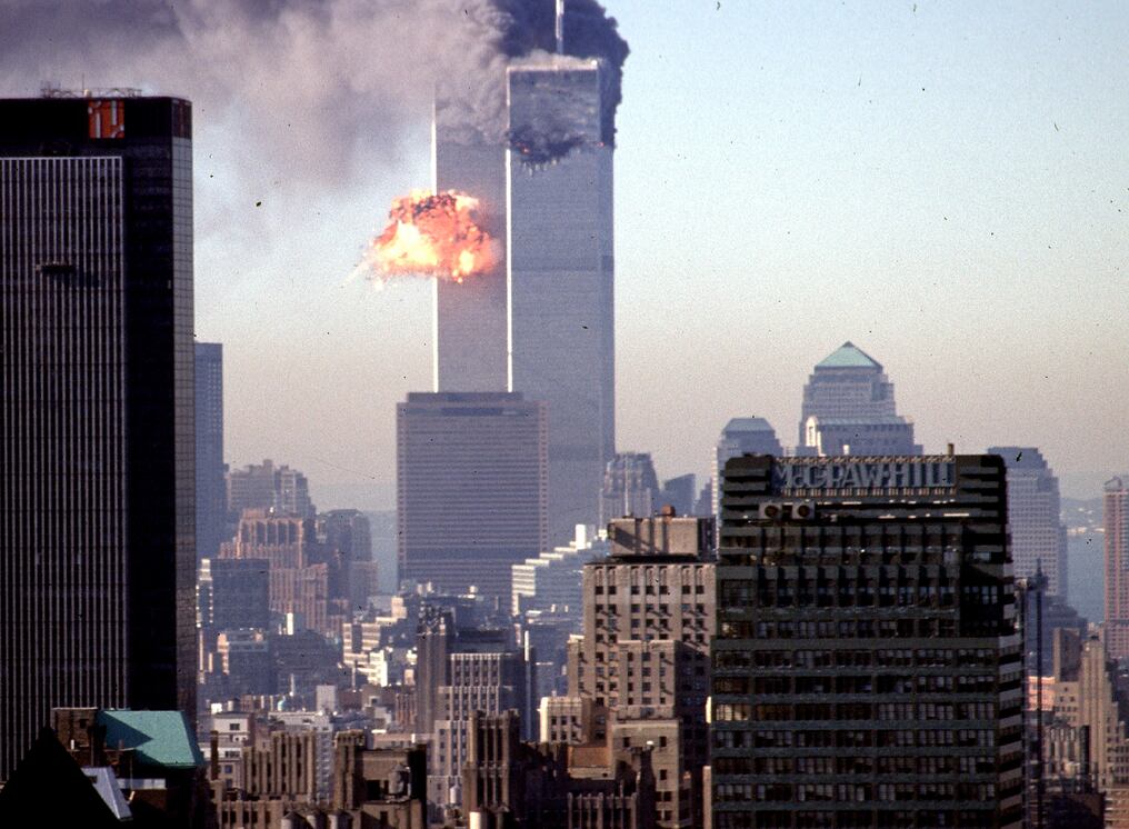 El 11 de setiembre de 2001, dos aviones secuestrados por terroristas, impactaron por las Torres Gemelas en Nueva York. Foto: AFP.