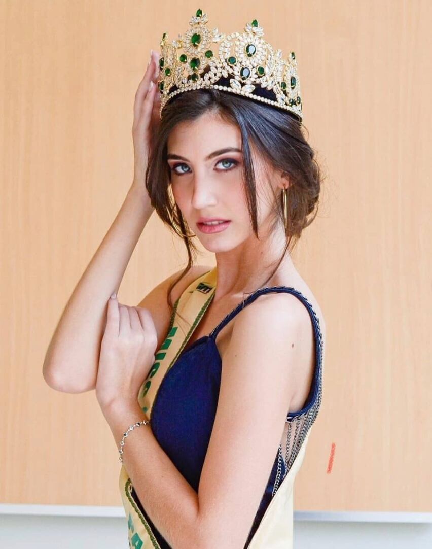 Jimena Andrea Sosa, la Miss Grand Paraguay 2021 realizó un video hablando guaraní, presentando la chipa, el tereré y el asadito en las calles de Asunción. Foto: Gentileza.