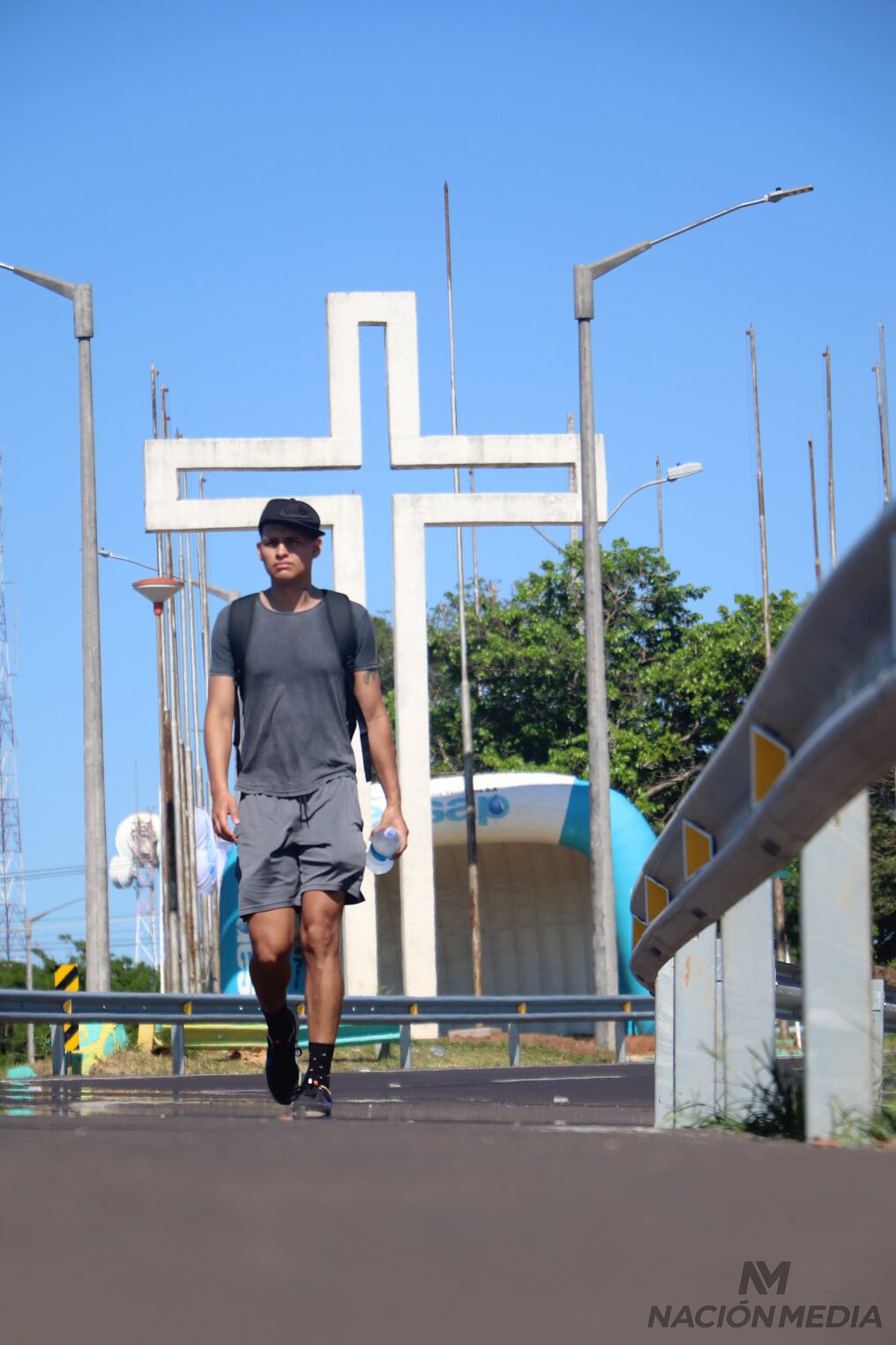 En caso que las personas no puedan cumplir con los horarios para caminar, lo importante es cubrirse la cabeza para evitar que el sol dé en forma directa. Foto: Emilio Bazán.