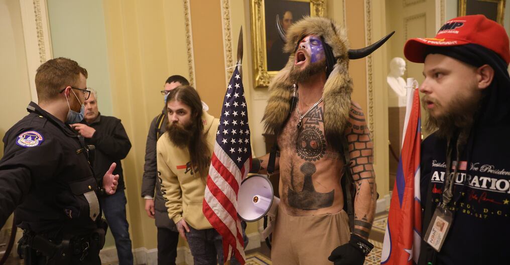 Jay Kay negó el jueves ser ese hombre de torso desnudo, gorro de piel y cuernos que aparece en las fotografías. Foto: AFP.