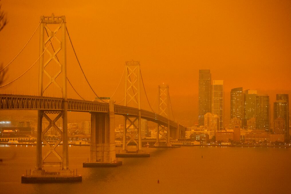 Los cielos oscuros que bloquean el sol enfriaron las temperaturas en lo que históricamente ha sido el año más cálido en la ciudad estadounidense. Foto: AFP.
