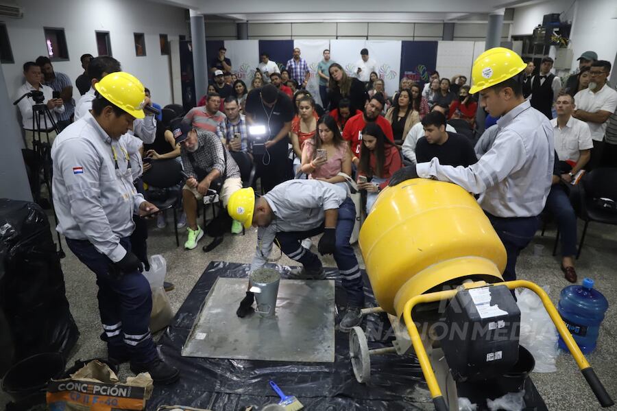 En el marco de la feria Constructecnia 2023, Cecon ofreció anoche una demostración sobre el cemento F32, para uso general, y del cemento F40, ideal para obras de gran envergadura y elevación. Foto: Jorge Jara