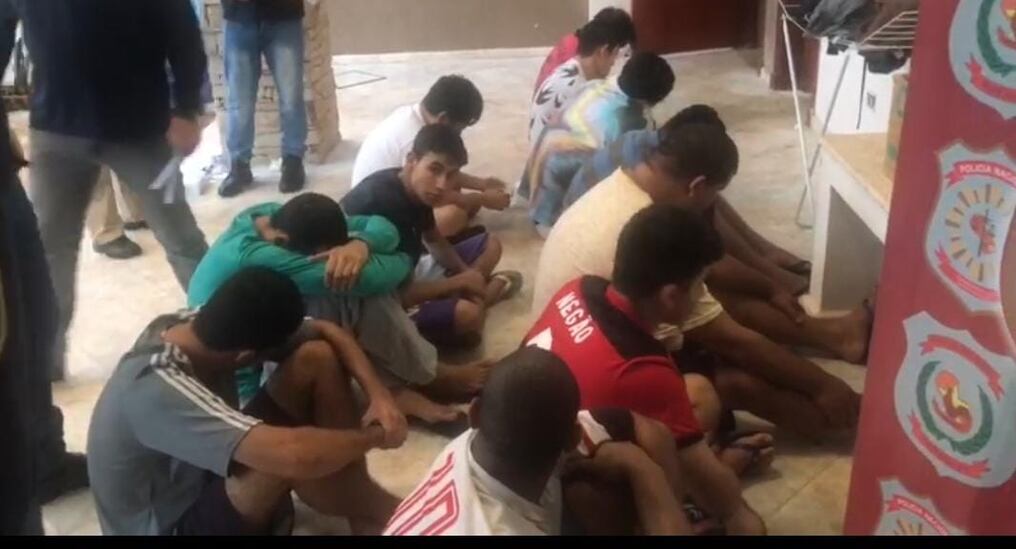 La mayoría de los 12 detenidos en una base ficticia de la Policía Civil de Brasil en Ciudad del Este son jóvenes de entre 20 y 25 años. Fueron imputados por asociación criminal, usurpación de funciones y violación de la Ley 1340, por parte del fiscal Fernando Galeano. Foto: Gentileza.