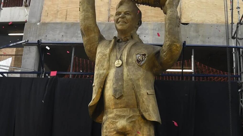 La estatua de Marcelo Gallardo tiene 8 metros de altura y 6,3 toneladas de peso. Foto: Infobae