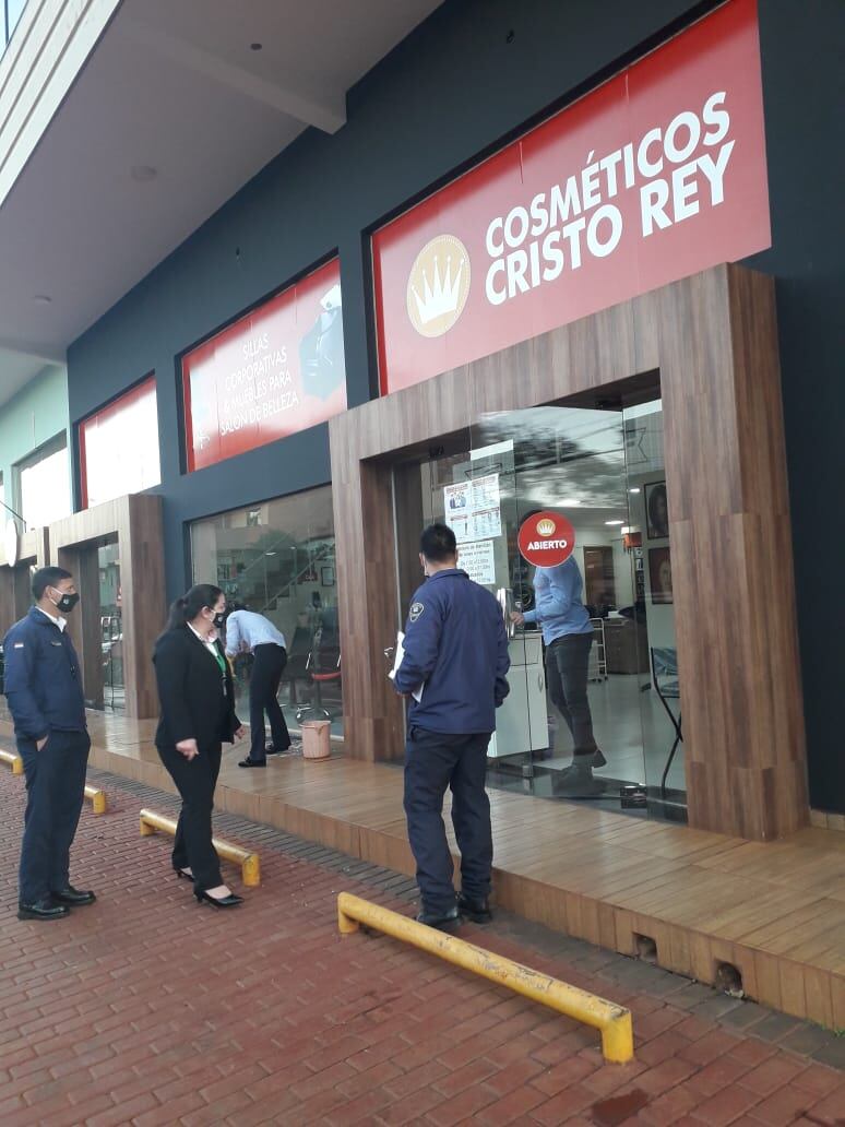 César Torres, intendente de la localidad, manifestó que tras emitir la resolución de emergencia sanitaria, un equipo interinstitucional realiza recorridos por la ciudad a fin de verificar que no haya aglomeración de personas y que los comercios cumplan con las disposiciones. Foto: Gentileza.