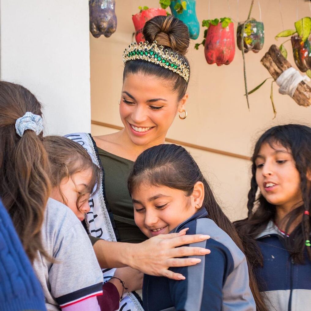 La reina de belleza Macarena Tomas realizó una charla de consciencia ambiental en la Escuela Nacional, “Prof. Emilio Ferreira” de Asunción. Foto: Gentileza.
