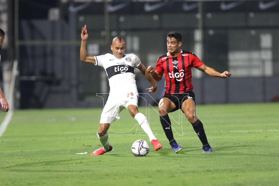Sergio Otálvaro (20) y Lorenzo Melgarejo volverán a coincidir en el clásico blanco y negro entre Olimpia y Libertad.FOTO:NÉSTOR SOTO