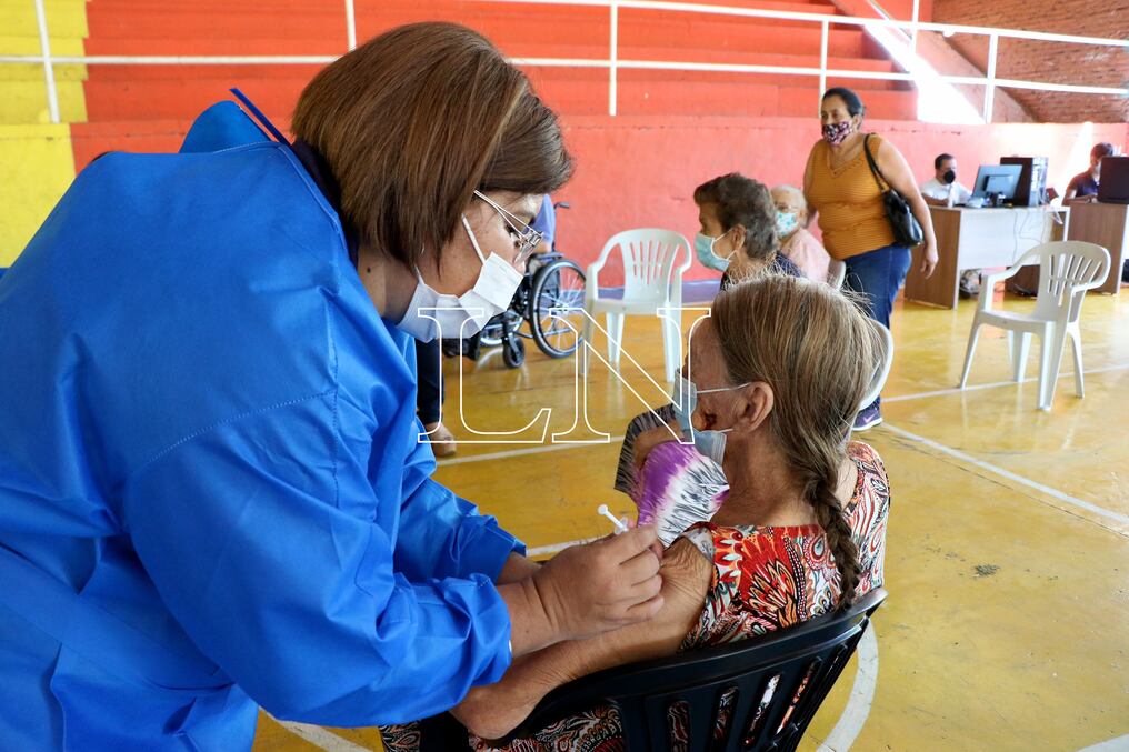 El viceministro Hernán Martínez dijo que hay mucha más gente que debería estar inmunizada pero que seguirán insistiendo con la campaña de vacunación. Foto: Nadia Monges.